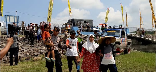 Simulasi Penanganan Bencana Banjir, Bupati Ikut Bagikan Nasi