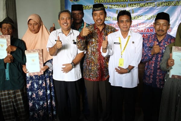 Ratusan Warga Sidomulyo Menerima Sertifikat PTSL