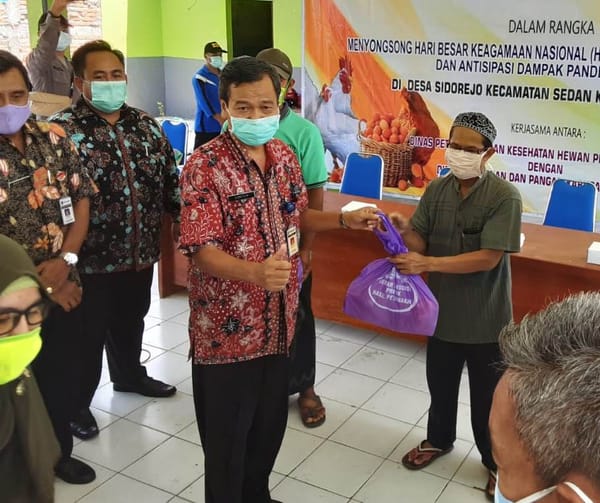 Pemprov Jateng dan Pemkab Rembang Bagikan Ratusan Daging ke Warga Sidorejo Sedan
