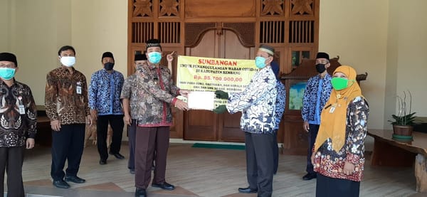 Guru SMA/SMK serahkan hasil penggalangan dana kepada GTPP Covid 19 Kabupaten Rembang