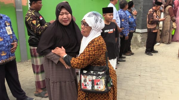 Tangis Haru Warnai Kedatangan Jamaah Haji Rembang
