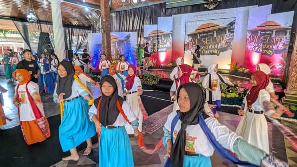 Teladani R.A Kartini, Ratusan Siswa Diajak Belajar Menari dan Membatik