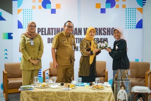 Pelatihan Spesial: Ibu-Ibu di Rembang Belajar Membuat Boneka Karakter RA Kartini