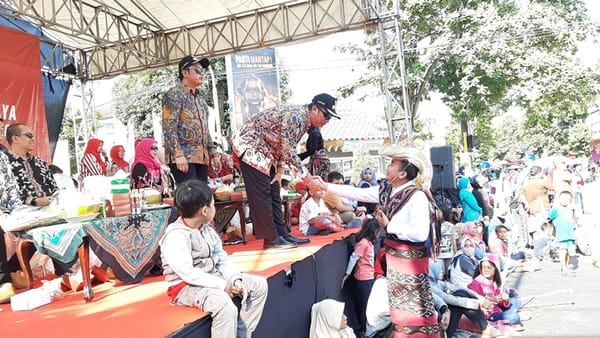 Karnaval HUT RI ke 74, Ribuan Warga Dimanjakan Penampilan Para Peserta