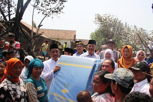 Bupati Hafidz Jenguk Korban Kebakaran Tanjungan, Ini Bantuan Yang Menyertainya